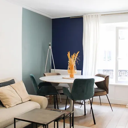 27m In The 9th Arrondissement Apartament