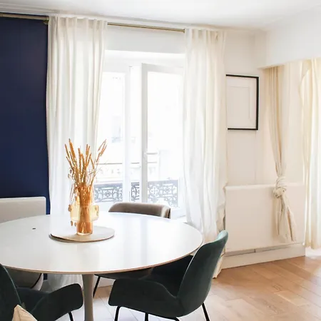 27m In The 9th Arrondissement Apartament